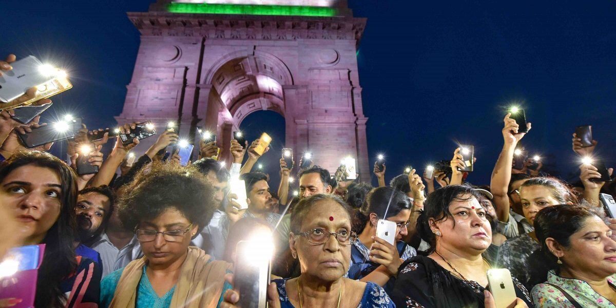 उन्नाव रेप पीड़िता को इंसाफ दिलाने के लिए इंडिया गेट पर प्रदर्शन, कहा- तुम अकेली नहीं हो उन्नाव रेप पीड़िता को इंसाफ दिलाने के लिए इंडिया गेट पर प्रदर्शन, कहा- तुम अकेली नहीं हो