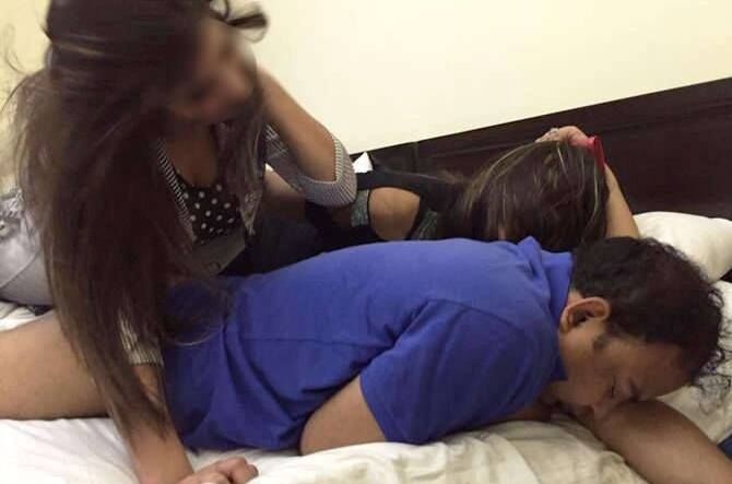 दो लड़कियों के साथ बिस्तर पर आपत्तिजनक स्थिति में IAS की तस्वीरें वायरल