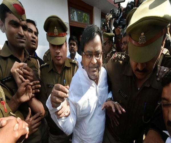 गैंगरेप मामले में अखिलेश सरकार के मंत्री प्रजापति समेत 6 आरोपियों पर आरोप तय:पढ़ें पूरी खबर गैंगरेप मामले में अखिलेश सरकार के मंत्री प्रजापति समेत 6 आरोपियों पर आरोप तय:पढ़ें पूरी खबर