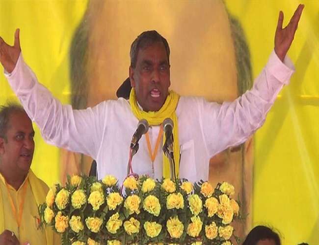 योगी के मंत्री ने CM योगी को दी धमकी, गाजीपुर के डीएम नहीं हटे तो दे देंगे इस्तीफा योगी के मंत्री ने CM योगी को दी धमकी, गाजीपुर के डीएम नहीं हटे तो दे देंगे इस्तीफा