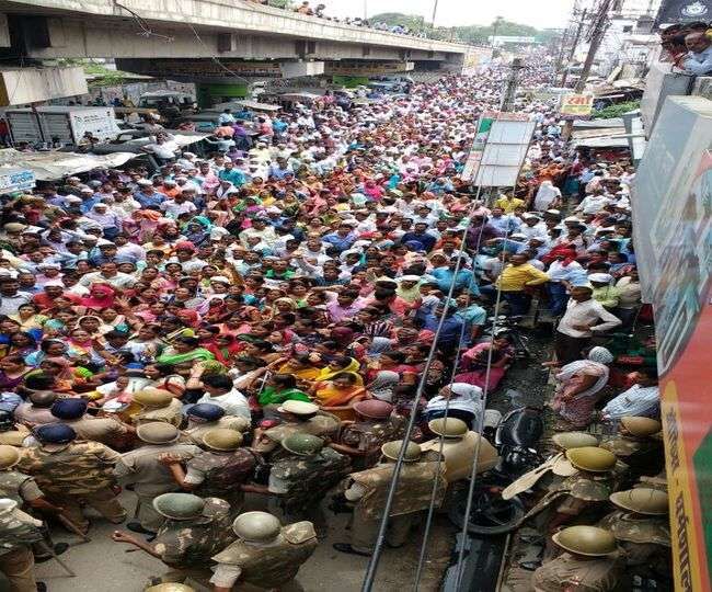 चौथे दिन भी शिक्षामित्रों का आंदोलन जारी, सैकड़ों स्कूल बंद!