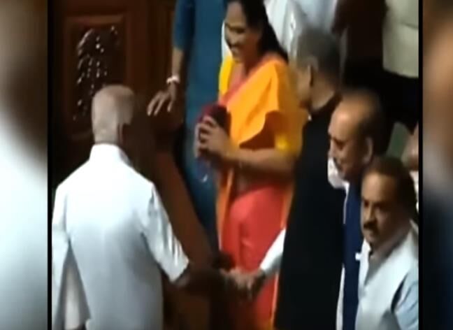 बड़ी खबर: राष्ट्रवादी भाजपा नेताओं ने कर्नाटक विधानसभा में किया राष्ट्रगान का अपमान, सोशल मीडिया पर फूटा जनता गुस्सा