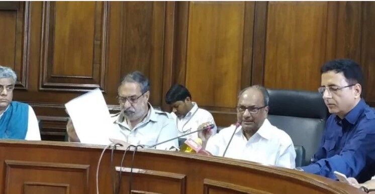 राफेल डील के मुद्दे पर कांग्रेस के तेवर तीखे, पीएम और रक्षा मंत्री के खिलाफ लाएगी विशेषाधिकार हनन प्रस्ताव