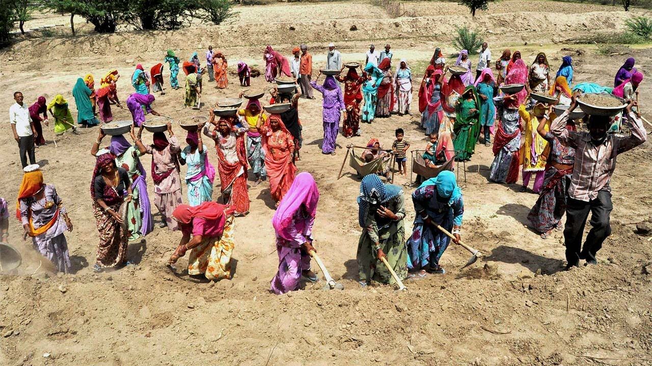 उत्तर प्रदेश: मनरेगा में 30 लाख का घोटाला, पूर्व ग्राम प्रधान और सेक्रेटरी पर केस दर्ज उत्तर प्रदेश: मनरेगा में 30 लाख का घोटाला, पूर्व ग्राम प्रधान और सेक्रेटरी पर केस दर्ज