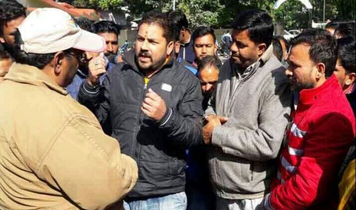 रामनगर डीएफओ कार्यालय पर  खनन कारोबारियों ने किया प्रदर्शन