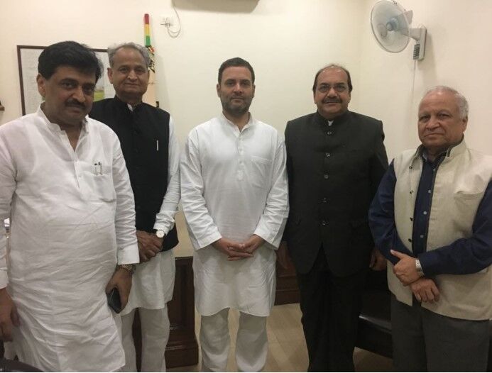 राहुल गांधी की मौजूदगी में बॉम्बे हाई कोर्ट के पूर्व जज ने थामा कांग्रेस का हाथ