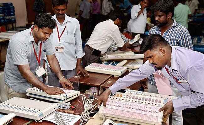 डीएम ने किया खुलासा: ईवीएम में निर्दलीय का बटन दबाने पर भाजपा  को मिल रहा था वोट!जानिए कहाँ का है  मामला