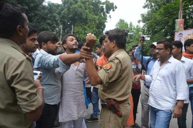 योगीराज: भाजपा कार्यकर्ताओं की गुंडई, सपा कार्यालय में घुसकर की तोड़फोड़: पढ़ें पूरी खबर