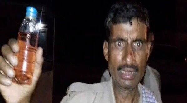 नशे में टल्ली सिपाही का बवाल, बोला मैं किसी योगी को नहीं जानता: जानिए कहाँ की है घटना नशे में टल्ली सिपाही का बवाल, बोला मैं किसी योगी को नहीं जानता: जानिए कहाँ की है घटना