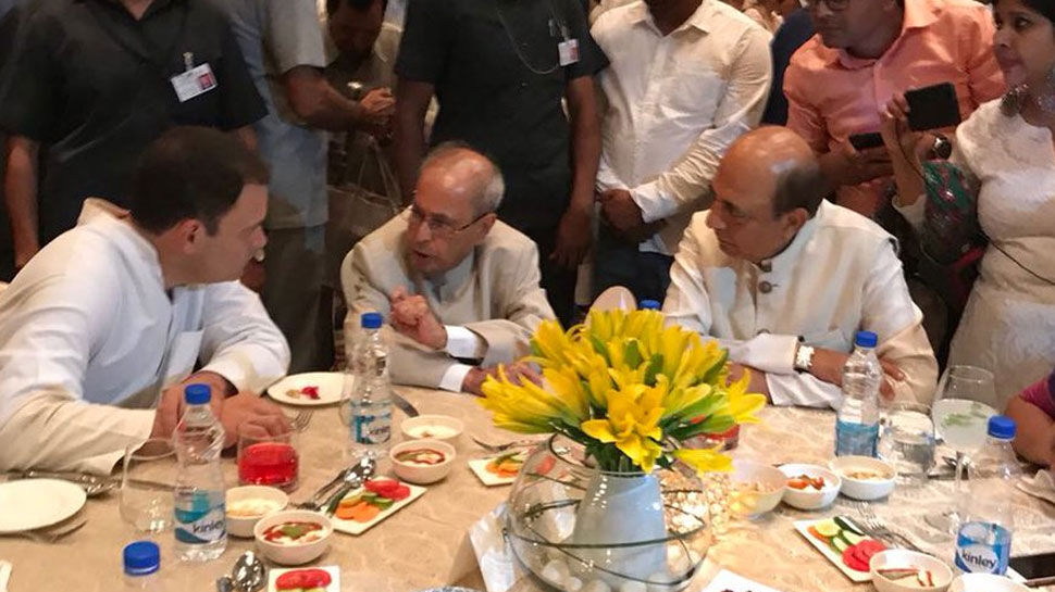 दिल्ली: राहुल गांधी की इफ्तार पार्टी में पहुंचे प्रणब मुखर्जी, लगा राजनेताओं का जमावड़ा