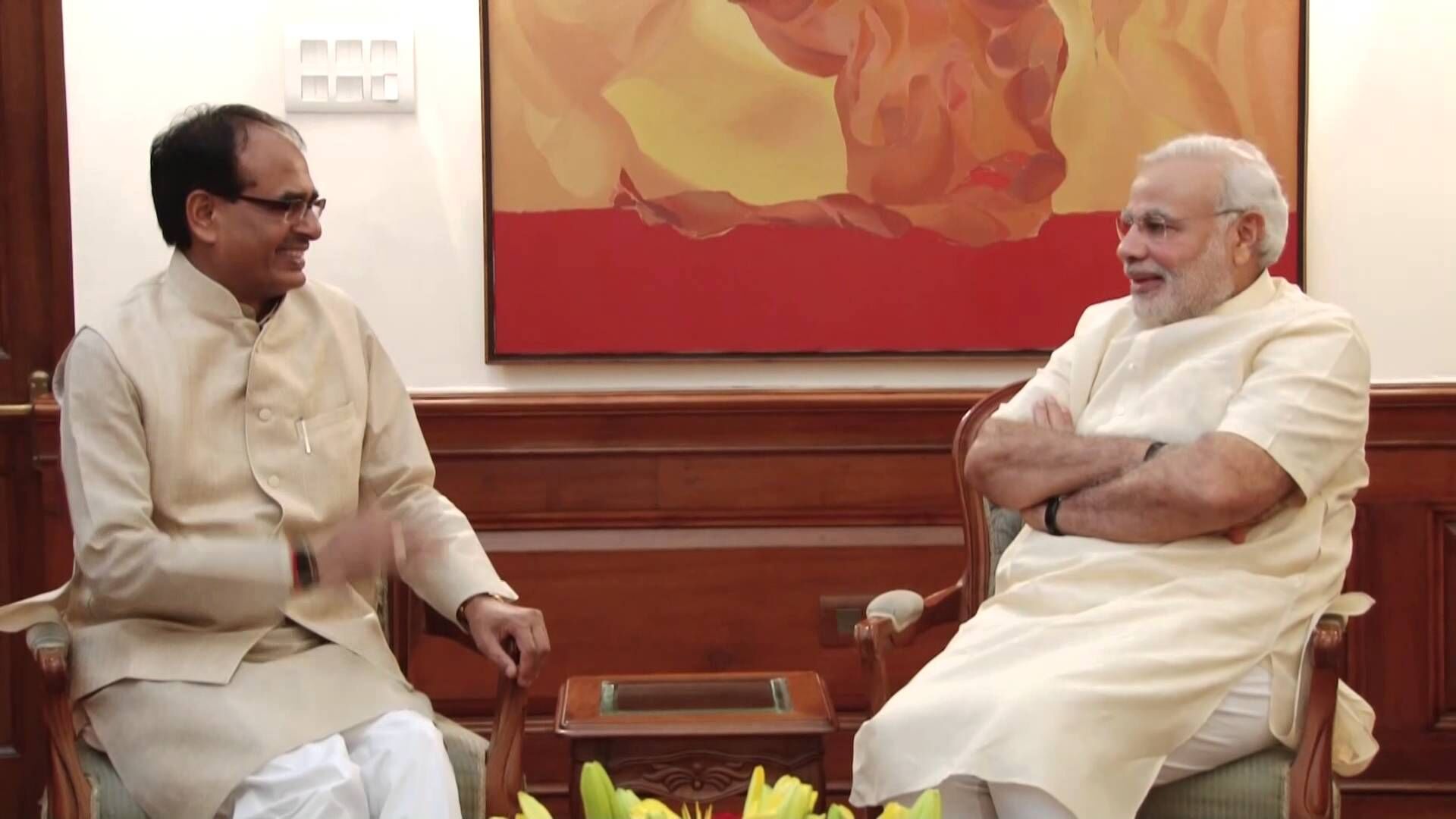 शिवराज ने आदिवासियों को बांटे कैंसर वाले जूते-चप्पल!