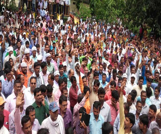 योगीराज: राज्य व्यापी होता शिक्षामित्रों  का आंदोलन, वाराणसी में पीएम संसदीय कार्यालय जाने से रोका: पढ़ें पूरी खबर