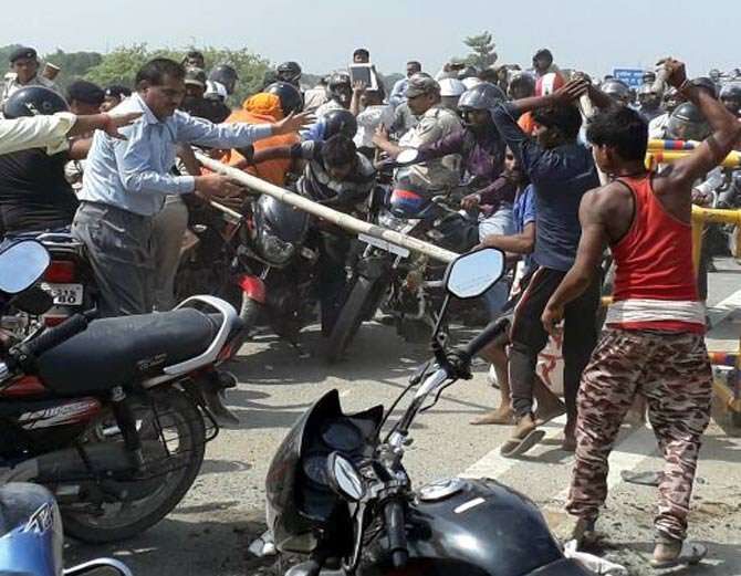 बिहार: उग्र हुए लालू समर्थक, DM को दौड़ा- दौड़ा कर पीटा, भागकर बचानी पड़ी जान!