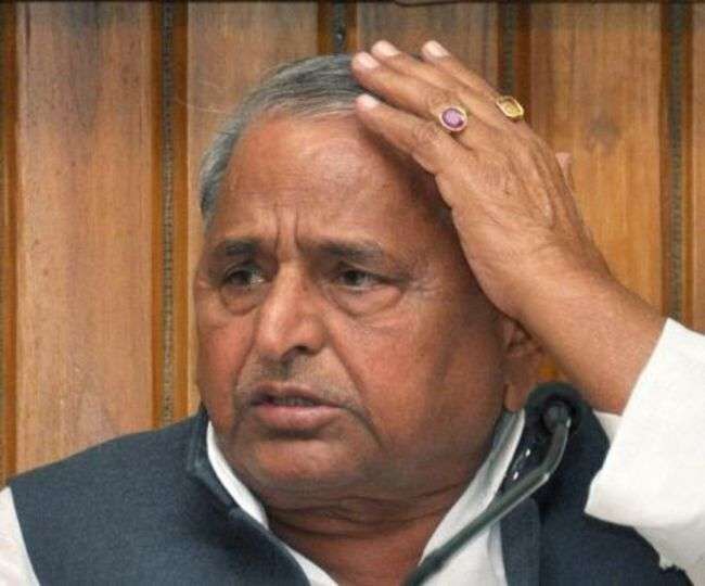 सपा संरक्षक मुलायम सिंह यादव के घर नोटिस लेकर पंहुचा सिपाही, सुरक्षाकर्मियों ने उलटे पांव वापस भेजा सपा संरक्षक मुलायम सिंह यादव के घर नोटिस लेकर पंहुचा सिपाही, सुरक्षाकर्मियों ने उलटे पांव वापस भेजा