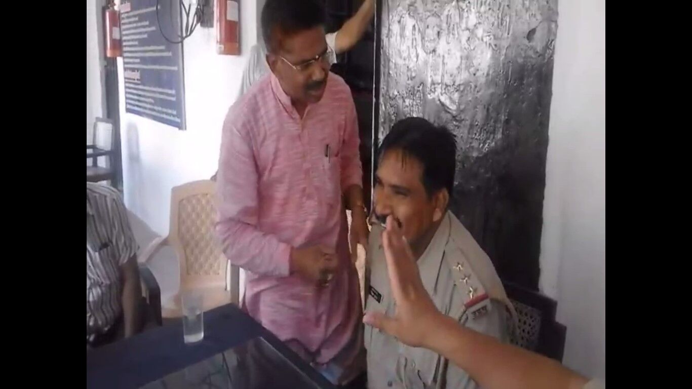 योगिराज: लाचार खाकी, भाजपा नेता ने थाने में घुसकर दरोगा को दिखाई धौंस: देखें वीडियो