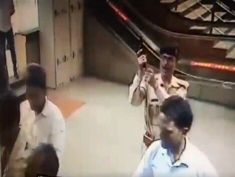 दिल्ली: CISF जवान ने आजादपुर मेट्रो स्टेशन पर की हवाई फायरिंग, देखिए वीडियो