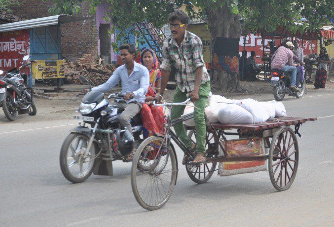 योगी राज की शर्मनाक तस्वीर, ठेले पर शव डाल कर भेजा गया शवदाह गृह