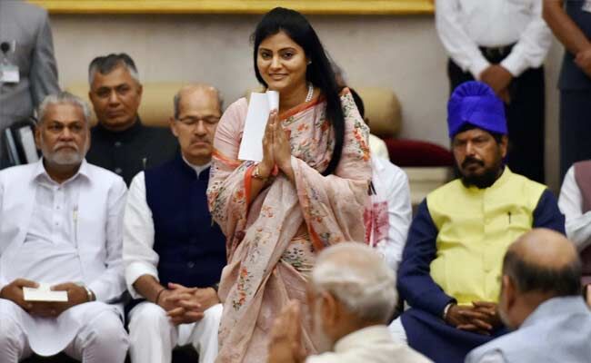 योगी राज में छेड़छाड़ की शिकार हुई केंद्रीय मंत्री, प्रसाशन में मचा हड़कंप योगी राज में छेड़छाड़ की शिकार हुई केंद्रीय मंत्री, प्रसाशन में मचा हड़कंप