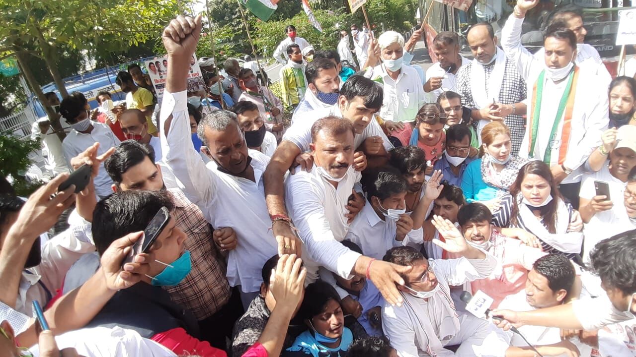 कृषि कानून : राजघाट पर प्रदर्शन कर रहे दिल्ली कांग्रेस अध्यक्ष अनिल चौधरी हिरासत में कृषि कानून : राजघाट पर प्रदर्शन कर रहे दिल्ली कांग्रेस अध्यक्ष अनिल चौधरी हिरासत में