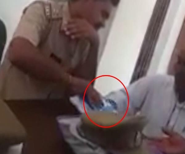 योगीराज: रिश्वत लेते कैमरे में क़ैद हुआ वर्दीधारी, वीडियो वायरल योगीराज: रिश्वत लेते कैमरे में क़ैद हुआ वर्दीधारी, वीडियो वायरल