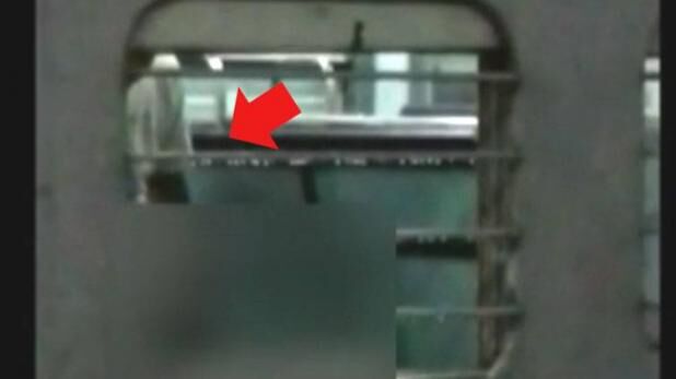 OMG: ट्रेन के अंदर लड़की को देख की गंदी हरकत: जानिए फिर क्या हुआ