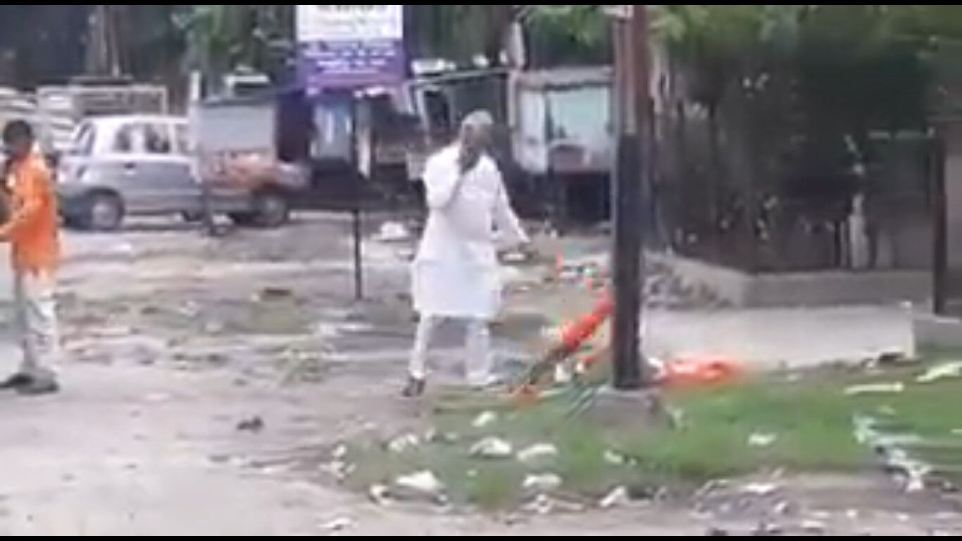 VIDEO: गुजरात BJP का प्रचंड राष्ट्रवादी नेता कर रहा था भारत माता का चीरहरण, सड़क किनारे फेंक रहा था तिरंगा, दलाल मिडिया को सूंघ गया सांप VIDEO: गुजरात BJP का प्रचंड राष्ट्रवादी नेता कर रहा था भारत माता का चीरहरण, सड़क किनारे फेंक रहा था तिरंगा, दलाल मिडिया को सूंघ गया सांप