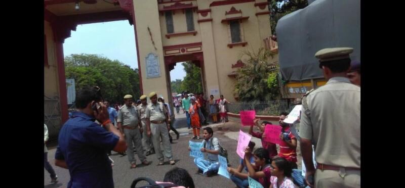 बीएचयू पहुंचे सीएम योगी आदित्यनाथ का गो बैक के नारे से स्वागत बीएचयू पहुंचे सीएम योगी आदित्यनाथ का गो बैक के नारे से स्वागत