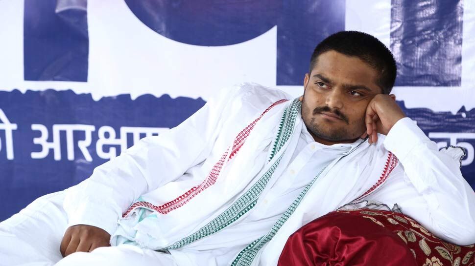 हार्दिक पटेल का अनशन 9वें दिन भी जारी, अपनी संपत्ति और आंखें दान करने की घोषणा हार्दिक पटेल का अनशन 9वें दिन भी जारी, अपनी संपत्ति और आंखें दान करने की घोषणा