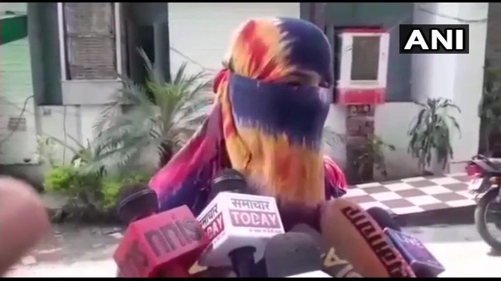उत्तर प्रदेश: बीजेपी नेता ने गैंगरेप कर अपने ड्राइवर से करा दी लड़की कि शादी उत्तर प्रदेश: बीजेपी नेता ने गैंगरेप कर अपने ड्राइवर से करा दी लड़की कि शादी