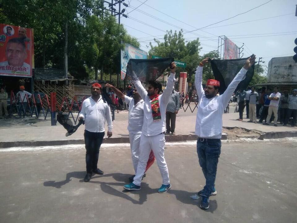 लखनऊ के बाद कानपुर में भी समाजवादी छात्र सभा ने  सीएम योगी का किया विरोध, दिखाए काले झंडे