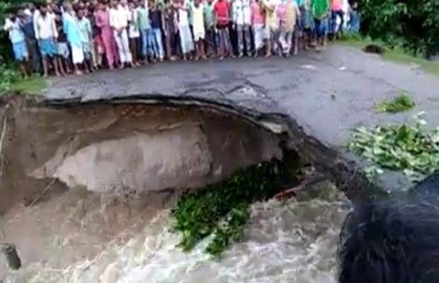 बिहार :बाढ़ का ये दर्दनाक वीडियो देखकर आप रो देंगे, पलक झपकते गायब हो गए तीन लोग।
