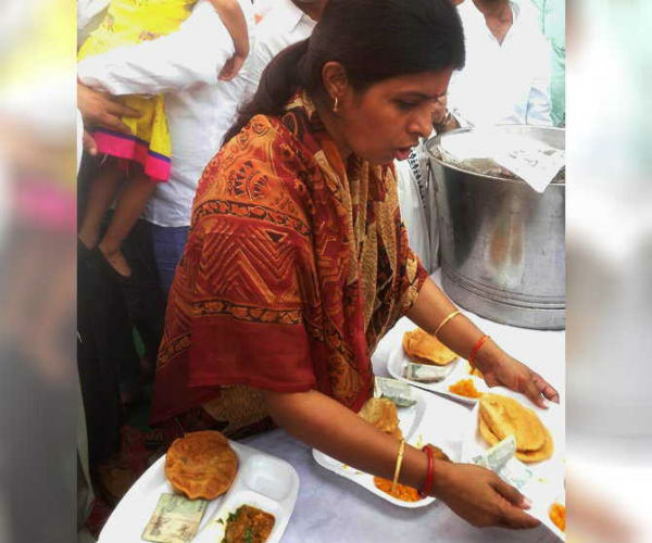 स्वाति सिंह फिर घिरी विवाद में, भंडारे में बांटे 100-100 के नोट: पढ़ें पूरी खबर स्वाति सिंह फिर घिरी विवाद में, भंडारे में बांटे 100-100 के नोट: पढ़ें पूरी खबर