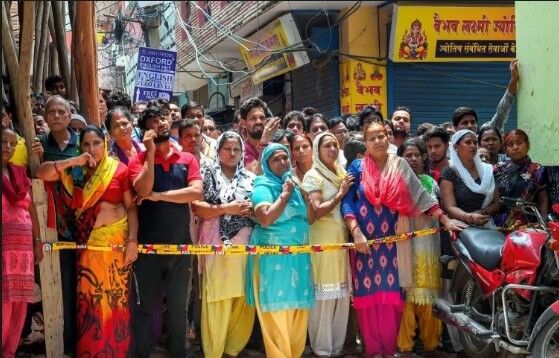 बुराड़ी में 11 लोगों की मौत का मामला: आधे भरे रजिस्टर में छिपे हैं कई राज, 4 पेज में बनी मौत की प्लानिंग बुराड़ी में 11 लोगों की मौत का मामला: आधे भरे रजिस्टर में छिपे हैं कई राज, 4 पेज में बनी मौत की प्लानिंग