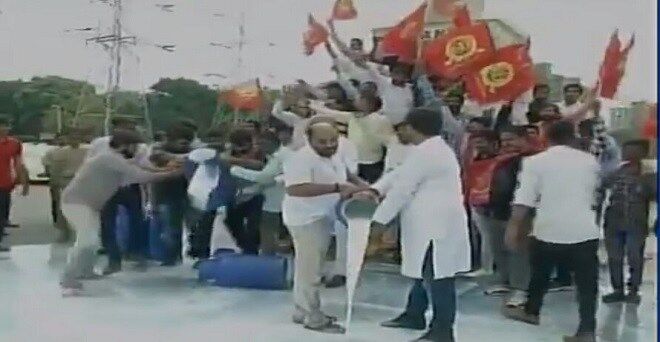 वीडियो: पीएम मोदी के गढ़ में किसानों ने भरी हुंकार, मध्यप्रदेश, महाराष्ट्र के बाद अब गुजरात में सड़को पर उतरे उतरे किसान