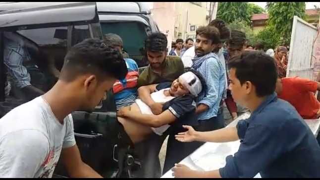 योगीराज: भाजपा नेताओं की गुंडई, गाड़ी हटाने को बोला तो पहुंचा दिया अस्पताल: देखें VIDEO योगीराज: भाजपा नेताओं की गुंडई, गाड़ी हटाने को बोला तो पहुंचा दिया अस्पताल: देखें VIDEO