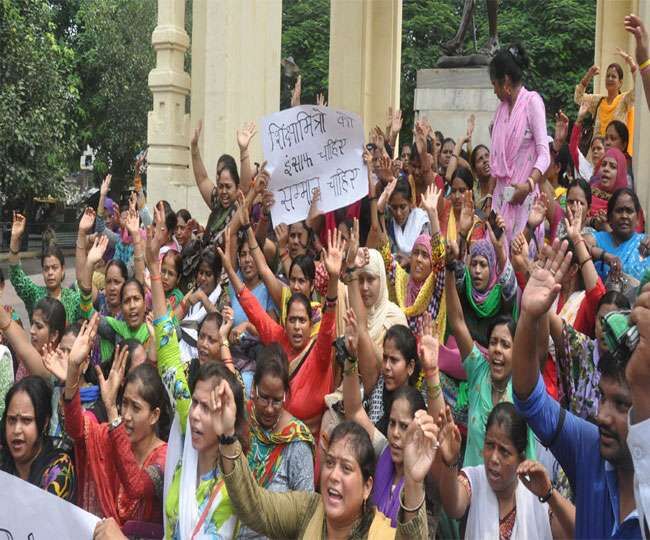 उत्तर प्रदेश: आंदोलित शिक्षामित्रों ने शुरू किया योगी सरकार के खिलाफ अभियान