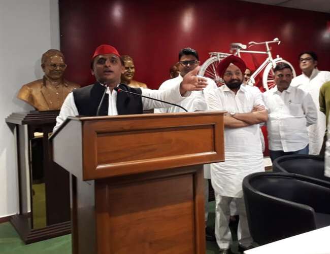 सपा विधानमंडल दल की बैठक में केरल बाढ़ पीड़ितों की मदद का लिया निर्णय, भेजे 1 करोड़ रुपए सपा विधानमंडल दल की बैठक में केरल बाढ़ पीड़ितों की मदद का लिया निर्णय, भेजे 1 करोड़ रुपए