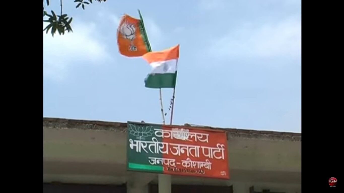 भाजपाइयों का फ़र्ज़ी राष्ट्रवाद, तिरंगे का किया अपमान, राष्ट्रीय ध्वज से ऊंचा फहराया पार्टी का झण्डा! भाजपाइयों का फ़र्ज़ी राष्ट्रवाद, तिरंगे का किया अपमान, राष्ट्रीय ध्वज से ऊंचा फहराया पार्टी का झण्डा!