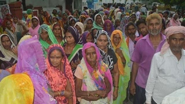 योगीराज: देवरिया में  पूर्व प्रधान को जेल भेजने के विरोध में ग्रामीणों ने घेरा एसपी आवास:pअधें पूरी खबर