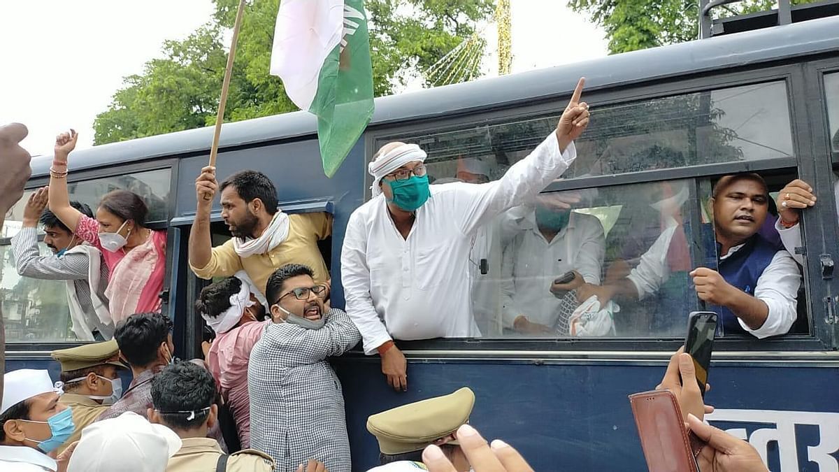 कृषि कानूनों के खिलाफ यूपी की सड़कों पर उतरे कांग्रेस कार्यकर्ता, प्रदेश अध्यक्ष लल्लू गिरफ्तार कृषि कानूनों के खिलाफ यूपी की सड़कों पर उतरे कांग्रेस कार्यकर्ता, प्रदेश अध्यक्ष लल्लू गिरफ्तार