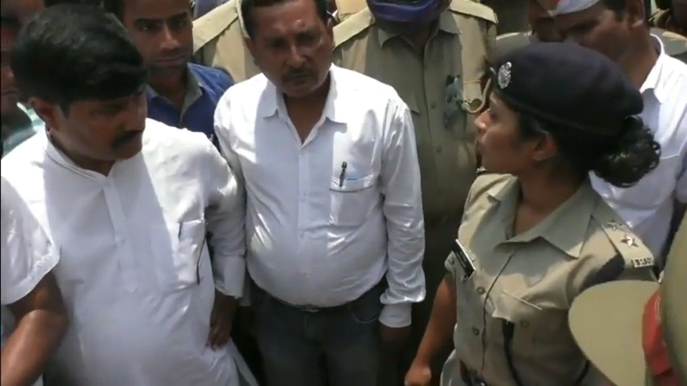 योगी राज: सत्ता के सनक में भाजपा विधायक भूल गए नारी सम्मान, महिला अफसर का किया अपमान: देखें वीडियो योगी राज: सत्ता के सनक में भाजपा विधायक भूल गए नारी सम्मान, महिला अफसर का किया अपमान: देखें वीडियो