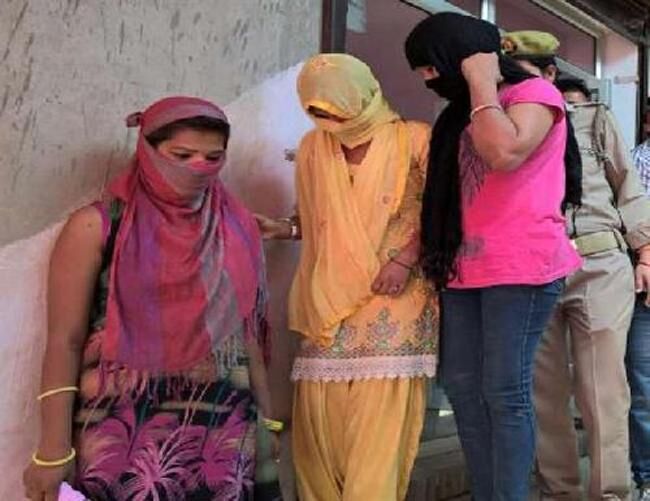 योगीराज: देवरिया में रंगरेलियां मनाते तीन जोड़े रंगे हाथों गिरफ्तार: पढ़ें पूरी खबर