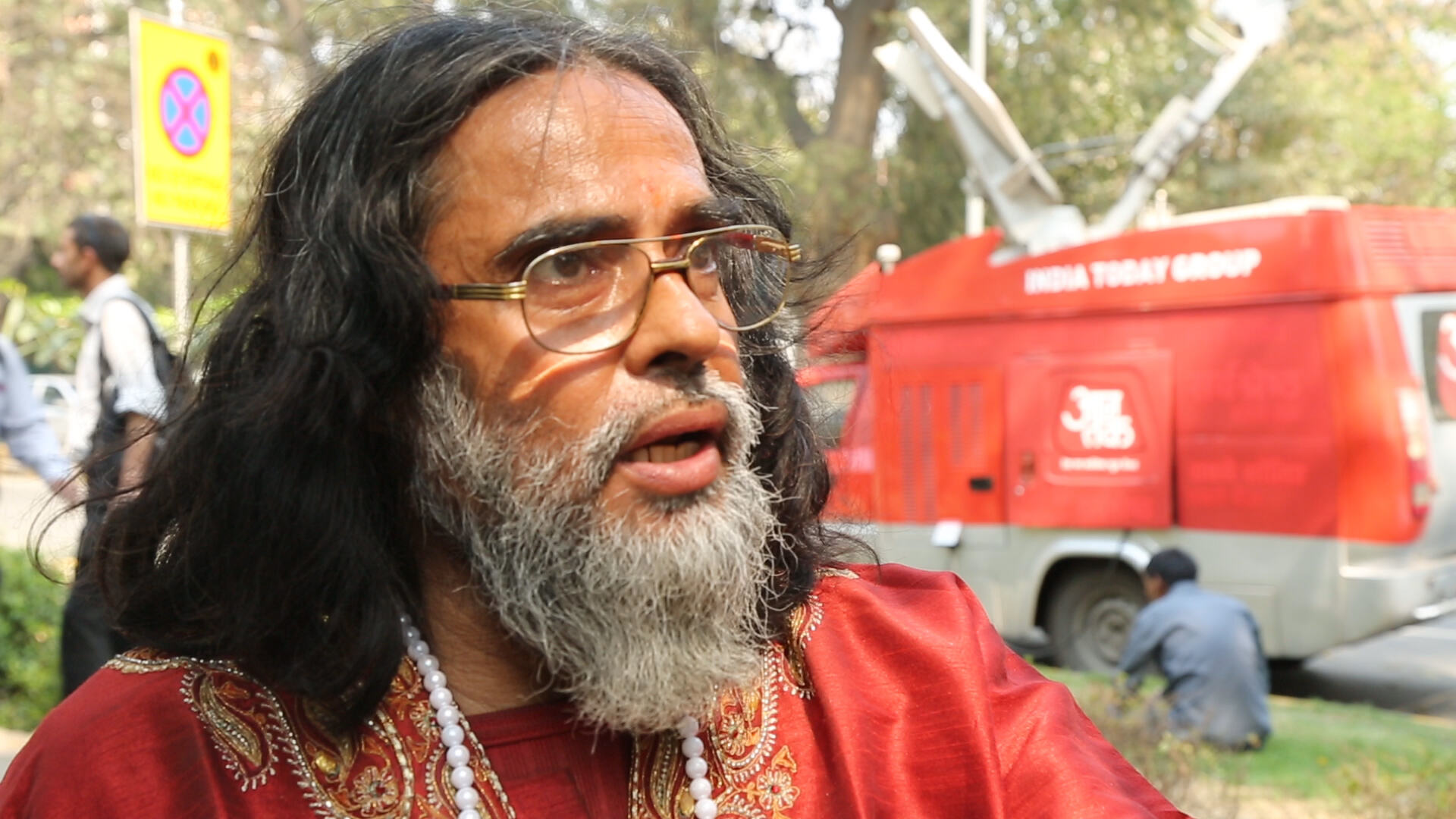 लाइव डिबेट में स्वामी ओम ने पार की सारी हदें, कहा मैं एक साथ हजार लड़कियों को थका सकता हु: देखें वीडियो लाइव डिबेट में स्वामी ओम ने पार की सारी हदें, कहा मैं एक साथ हजार लड़कियों को थका सकता हु: देखें वीडियो