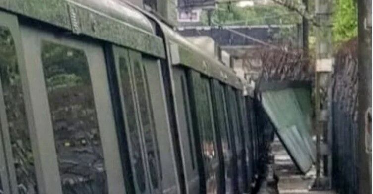 दिल्ली: बारिश के बाद लाजपत नगर के पास मेट्रो पर गिरी रेलिंग, वायलट लाइन पर सेवाएं बाधित