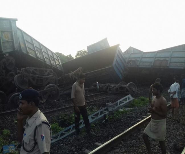 चंदौली में भीषण हादसा मालगाड़ी के 14 डिब्बे पटरी से उतरे, बचाव कार्य जारी! चंदौली में भीषण हादसा मालगाड़ी के 14 डिब्बे पटरी से उतरे, बचाव कार्य जारी!