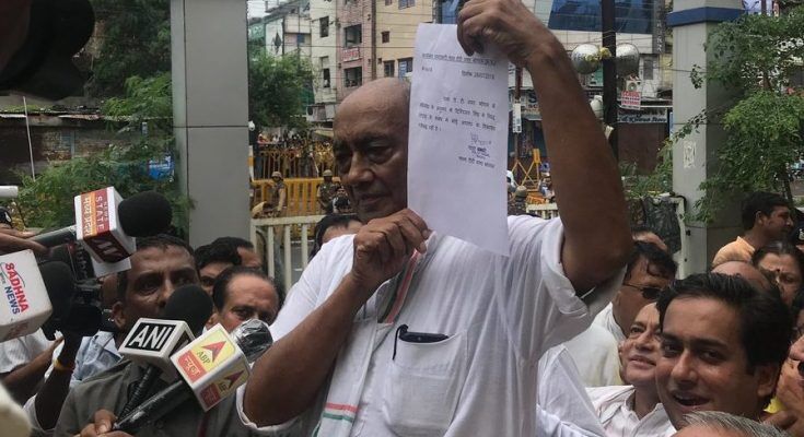 दिग्विजय सिंह को देशद्रोही बताकर फंसे शिवराज, गिरफ्तारी देने थाने पहुंचे दिग्विजय सिंह