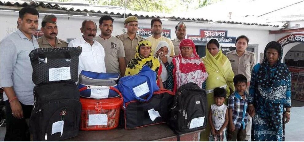 योगीराज: 36 किलो गांजा और पांच महिलाओं के साथ रंगे हाथों पकड़ा गया विश्व हिन्दू परिषद का नेता योगीराज: 36 किलो गांजा और पांच महिलाओं के साथ रंगे हाथों पकड़ा गया विश्व हिन्दू परिषद का नेता