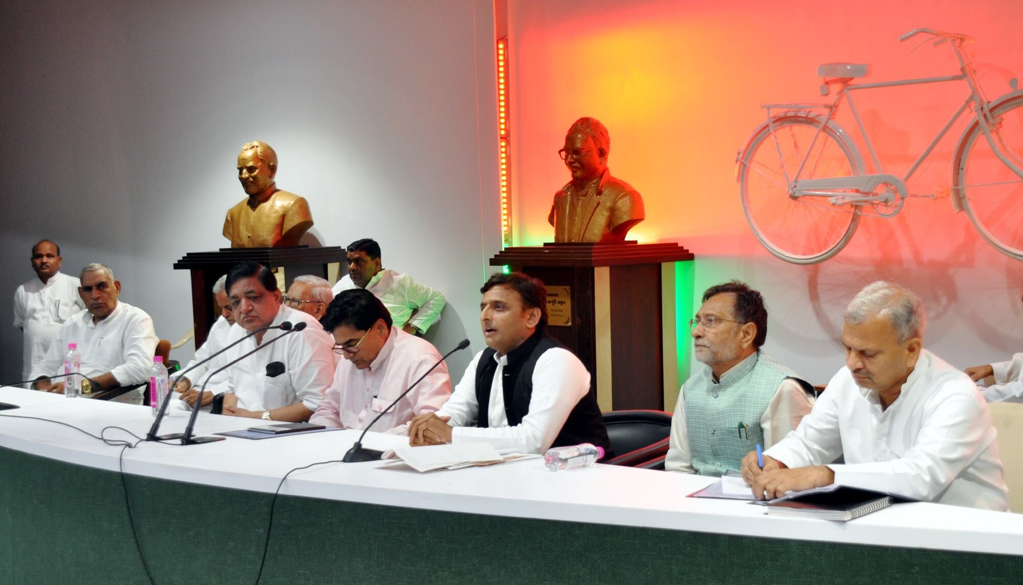 अखिलेश यादव का भाजपा पर हमला, कहा भाजपा सरकारें जनता को कर रही आतंकित:पढ़ें पूरी खबर अखिलेश यादव का भाजपा पर हमला, कहा भाजपा सरकारें जनता को कर रही आतंकित:पढ़ें पूरी खबर