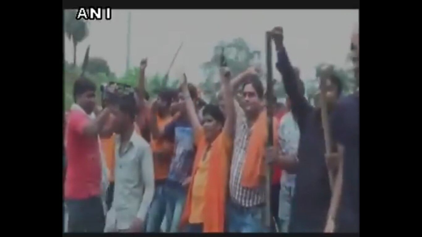 VIDEO: विहिप, बजरंग दल कार्यकर्ताओं ने हथियारों के साथ प्रदर्शन कर योगी सरकार को दी चुनौती: जानिए फिर क्या हुआ