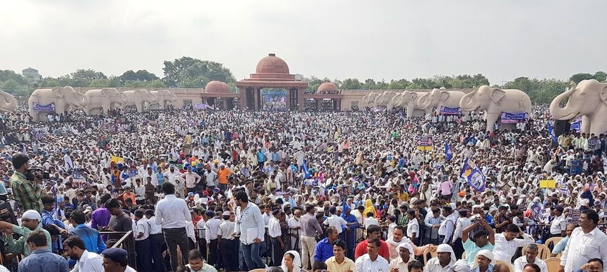 उत्तर प्रदेश: पूर्व विधायक और पांच बड़े नेताओं समेत सैंकड़ों लोग बसपा में हुए शामिल, उत्तर प्रदेश में मचा हड़कम्प उत्तर प्रदेश: पूर्व विधायक और पांच बड़े नेताओं समेत सैंकड़ों लोग बसपा में हुए शामिल, उत्तर प्रदेश में मचा हड़कम्प